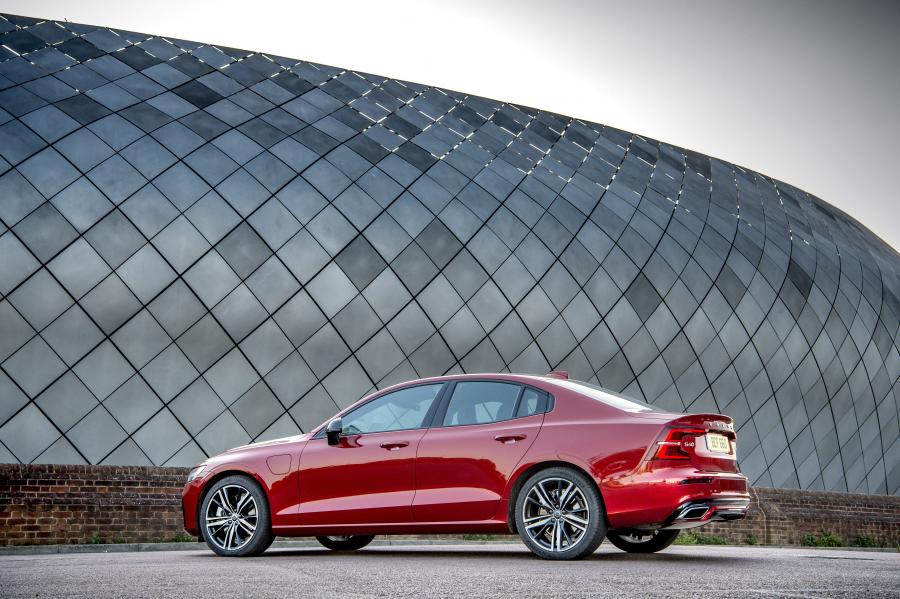  Volvo S60 T8 R-Design 2019 года  (UK) (фото 9 из 40)